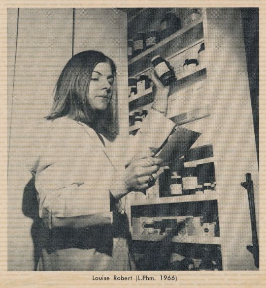 Louise Robert préparant une ordonnance. Photo parue dans « Louise Robert, pharmacienne et artiste peintre… », Le Pharmacien (Montréal), mars 1972.