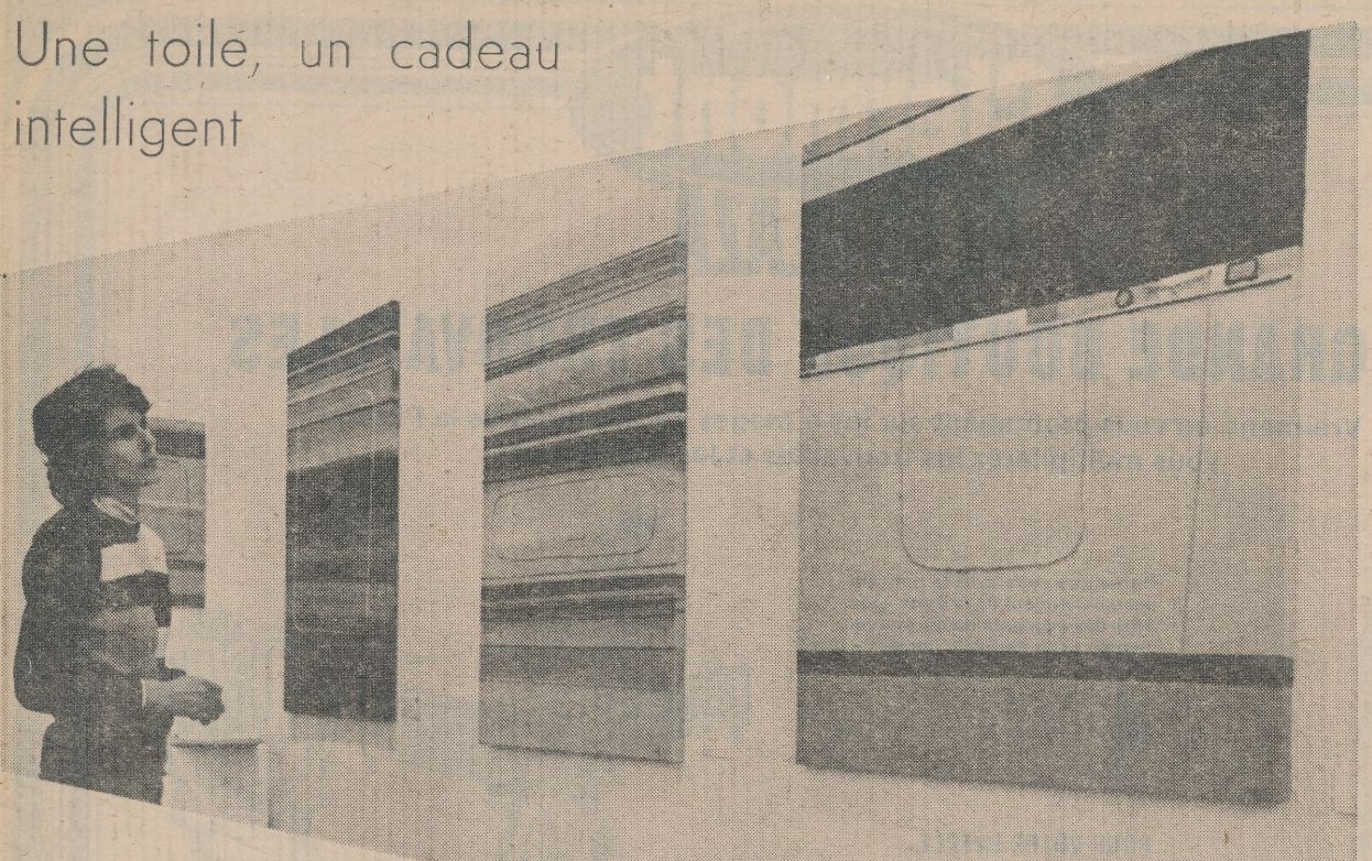 Vue de l’exposition Louise Robert. Acrylique 74, Galerie Bourguignon+, Montréal, 1974. Photo parue dans « Une toile, un cadeau intelligent ? » (Montréal), 1974.