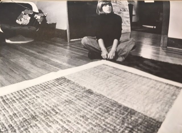 Louise Robert dans son atelier rue Harvard, Montréal, 1976. Photo : Charlotte Rosshandler.