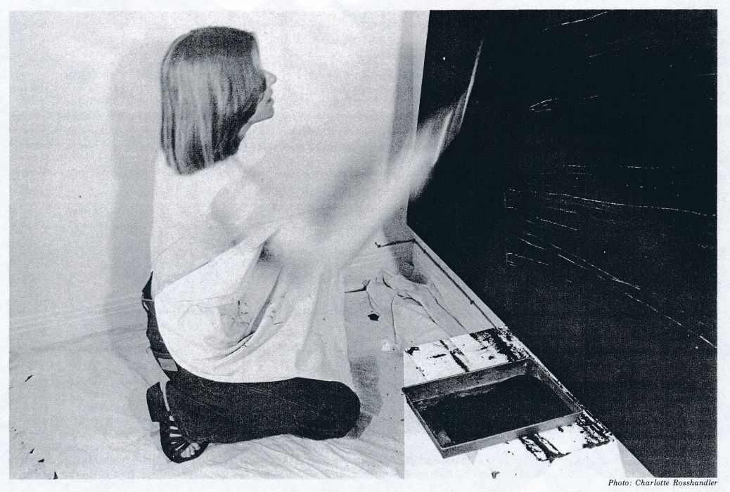 Louise Robert dans son atelier rue Harvard, Montréal, vers 1978, photo parue dans Avec ou sans couleurs. Young Quebec Abstract Painters, Montréal, Lavalin, 1978. Photo : Charlotte Rosshandler.
