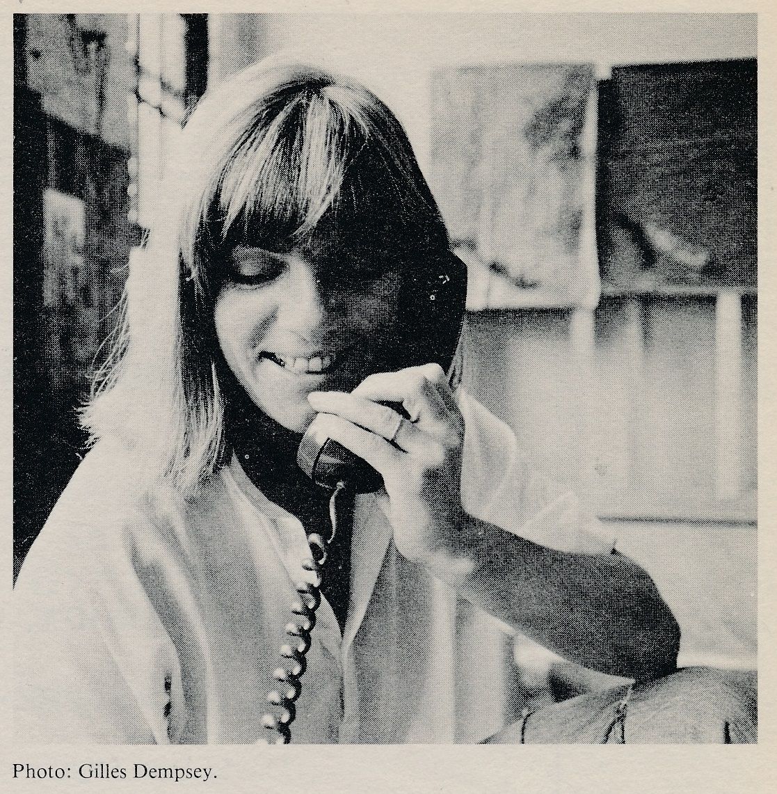 Louise Robert dans son atelier de la rue Wellington, Montréal. Photo parue dans Bulletin, Galerie Jolliet, (Montréal) no 6, 1981. Photo : Gilles Dempsey.