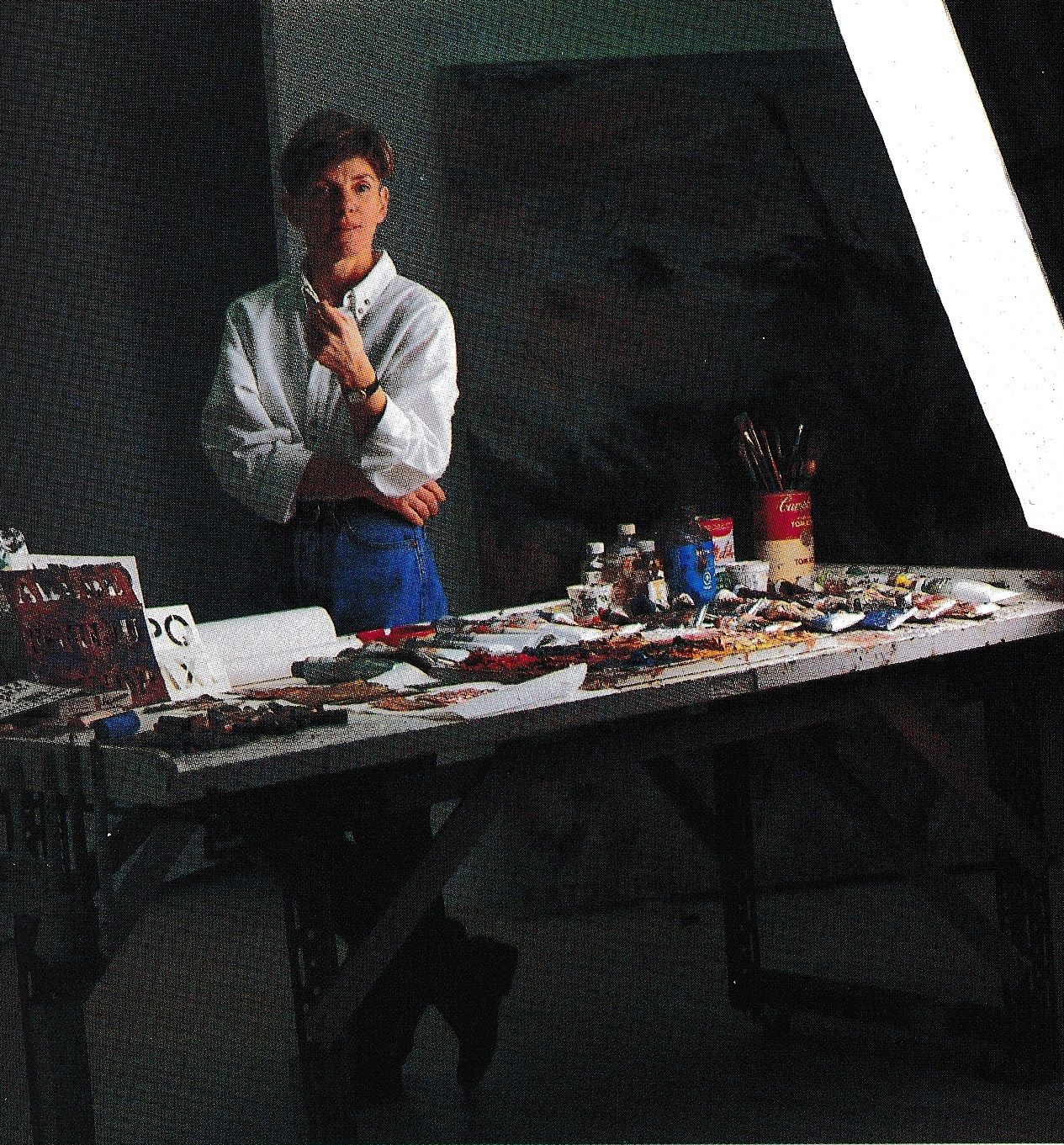 Louise Robert dans son atelier rue de Bullion, Montréal, 1991, photo d’André Doyon dans Myriam GAGNON, « Artistes à l’œuvre », Elle-Québec (Montréal), no20, avril 1991, p. 132.