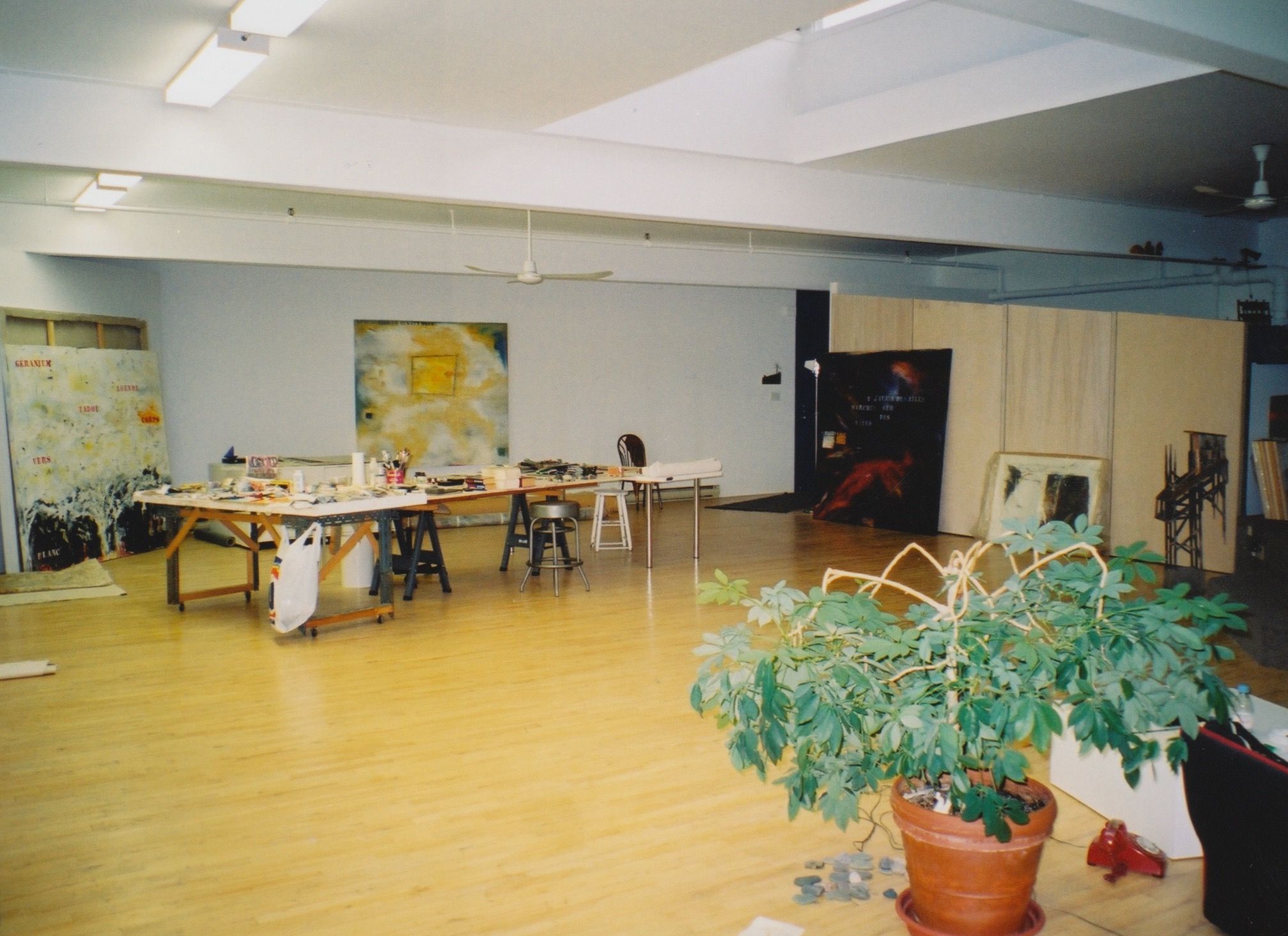 Atelier : emménage au 4375, rue De Bullion, Montréal dans un petit édifice de deux étages achetés en copropriété avec Michel Goulet et Sylvie Provencher, Jacques Payette et Sylvie Gélineau et Louise Robert.